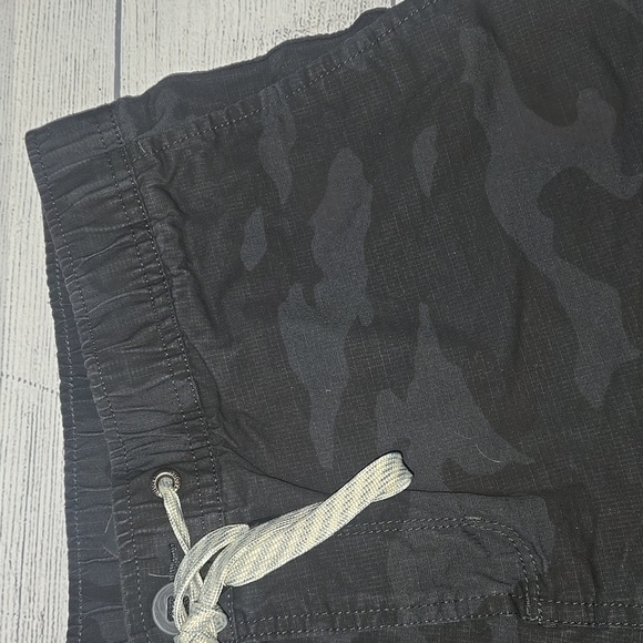 Vuori Women's Ripstop Shorts Black Camo Size L - Picture 6 of 12